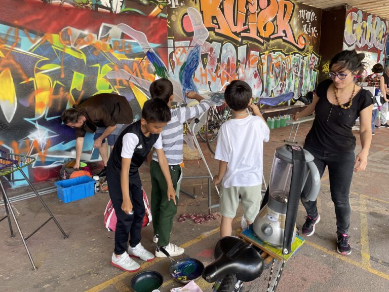 les jeunes a la peinture